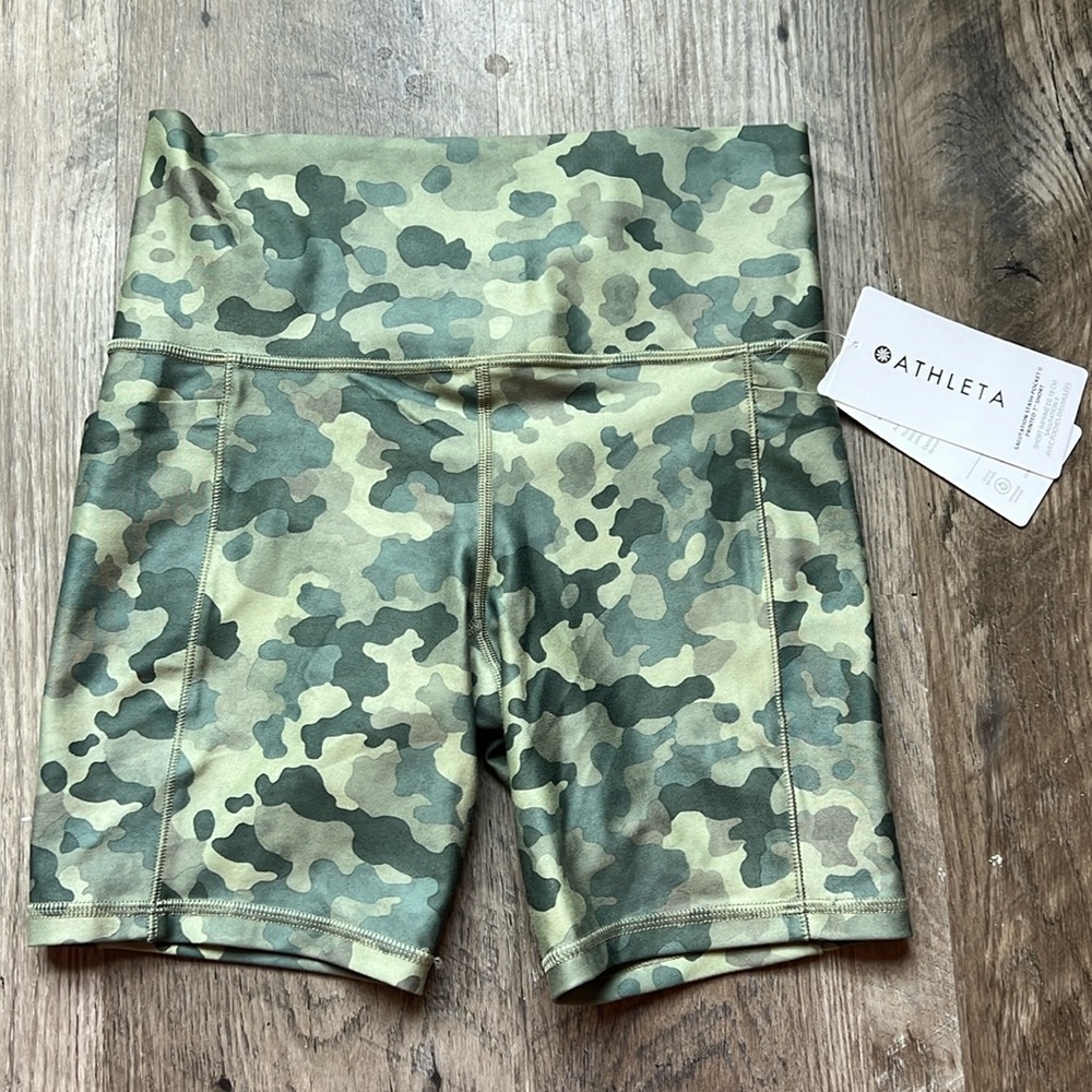 Athleta Salutation Stash Pocket Printed 7” Short